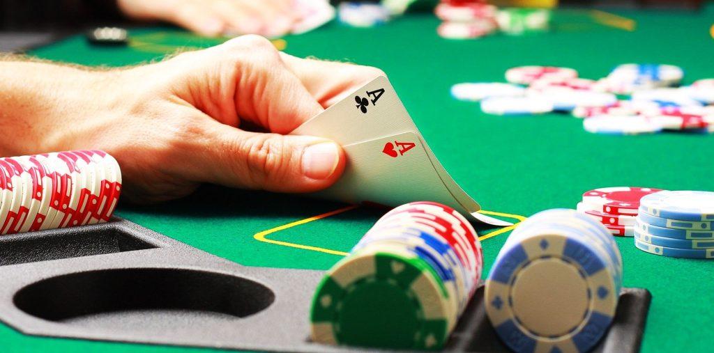 Sự khác biệt giữa Poker và các loại bài truyền thống tại Việt Nam